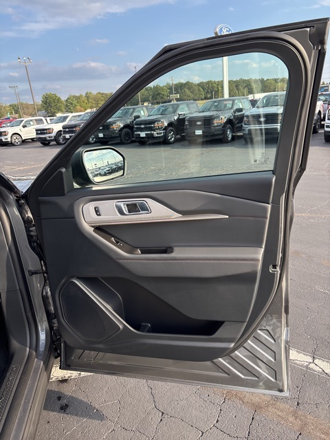 2025 Ford Explorer photo 26