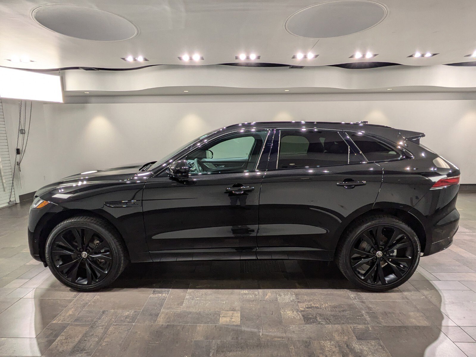 2025 Jaguar F-PACE R-Dynamic S P250 photo 3