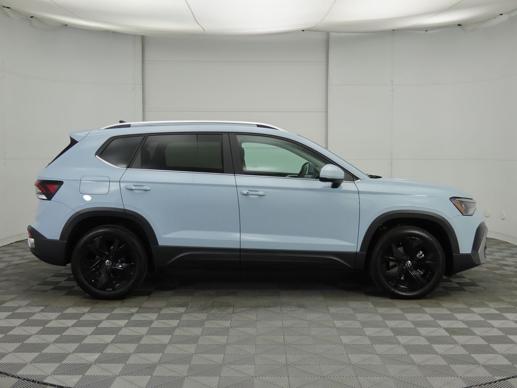 2026 Volkswagen Taos SE photo 4