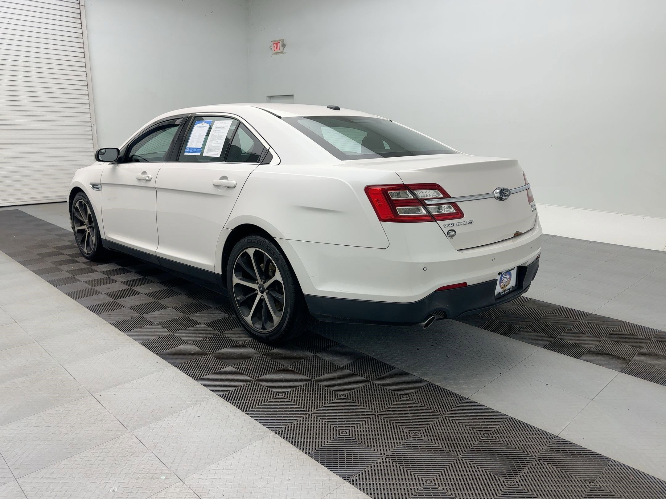 2015 Ford Taurus SEL photo 3