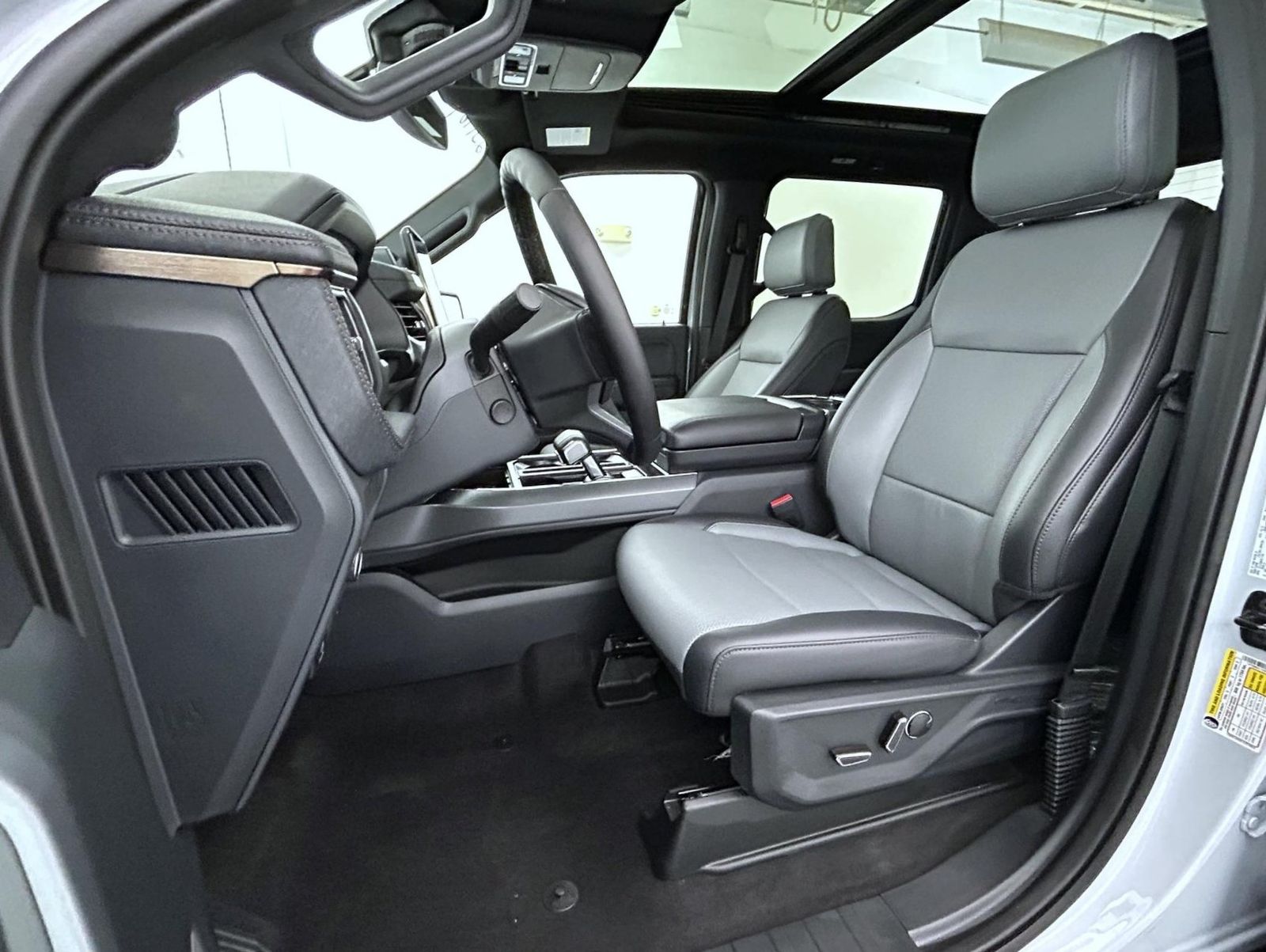2025 Ford F-150 Lightning Lariat photo 7