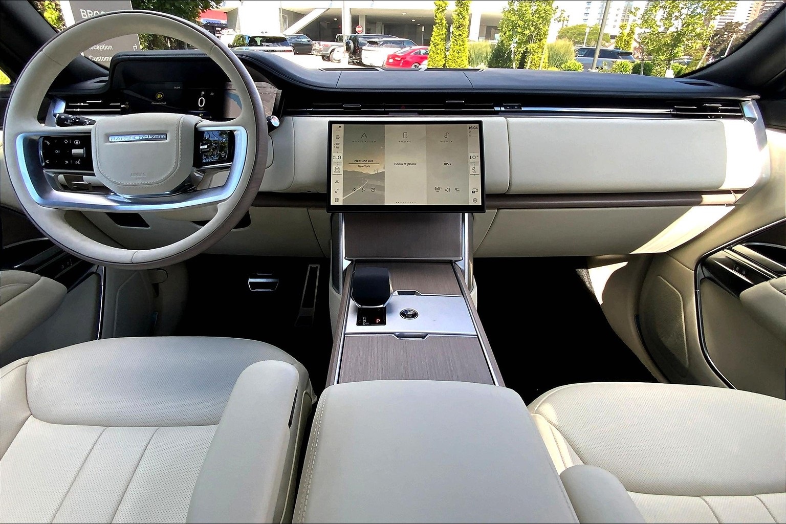 2025 Land Rover Range Rover SE photo 4