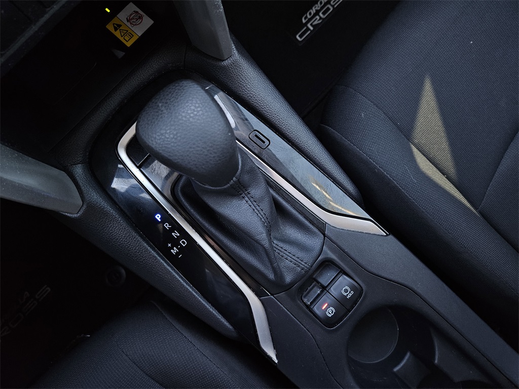 2022 Toyota Corolla Cross LE photo 18
