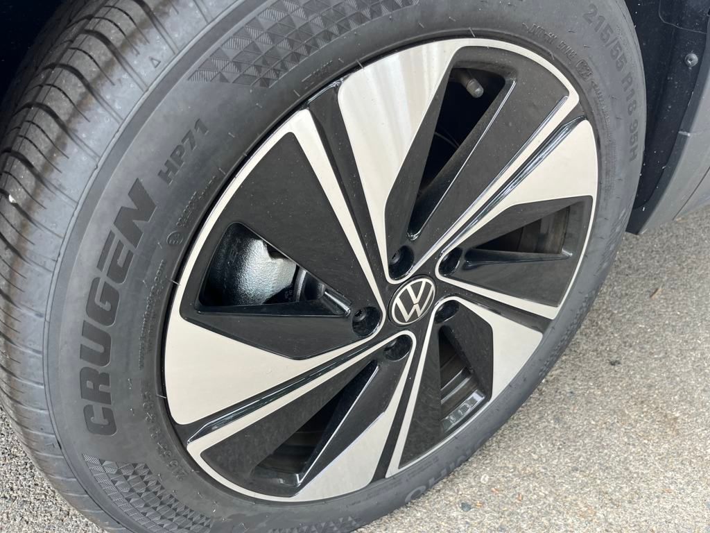 2025 Volkswagen Taos SE photo 2