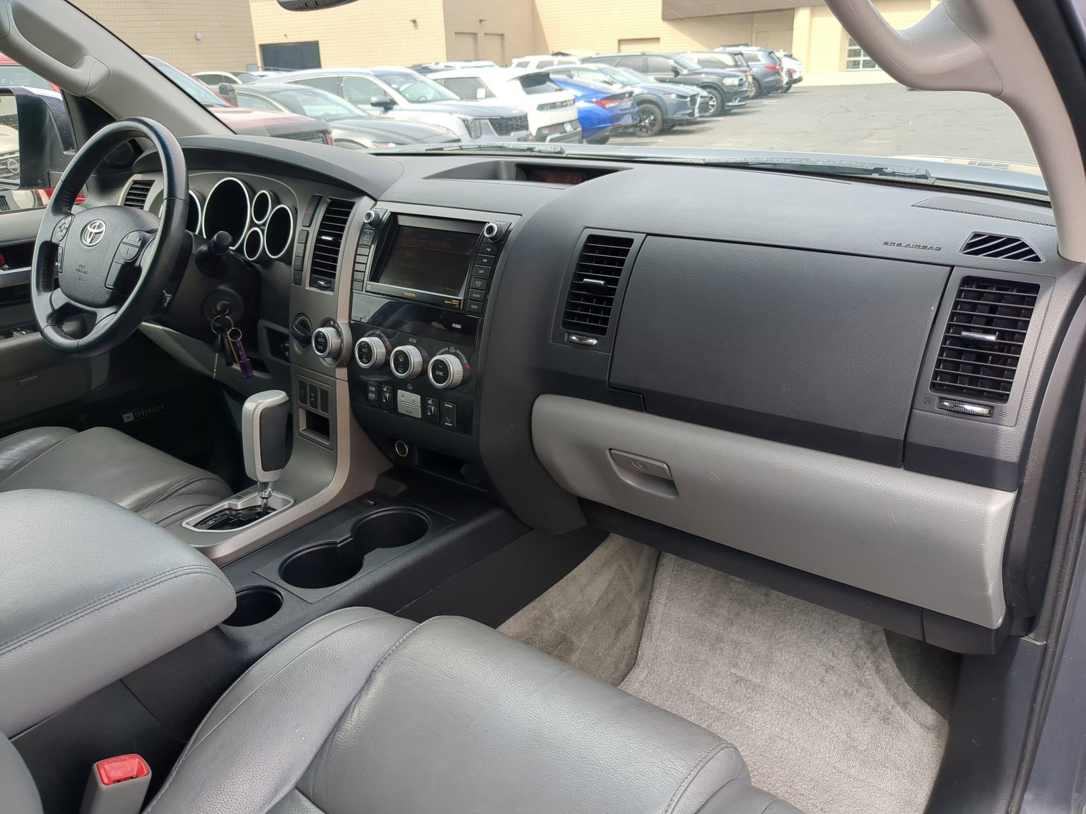 2010 Toyota Sequoia photo 29