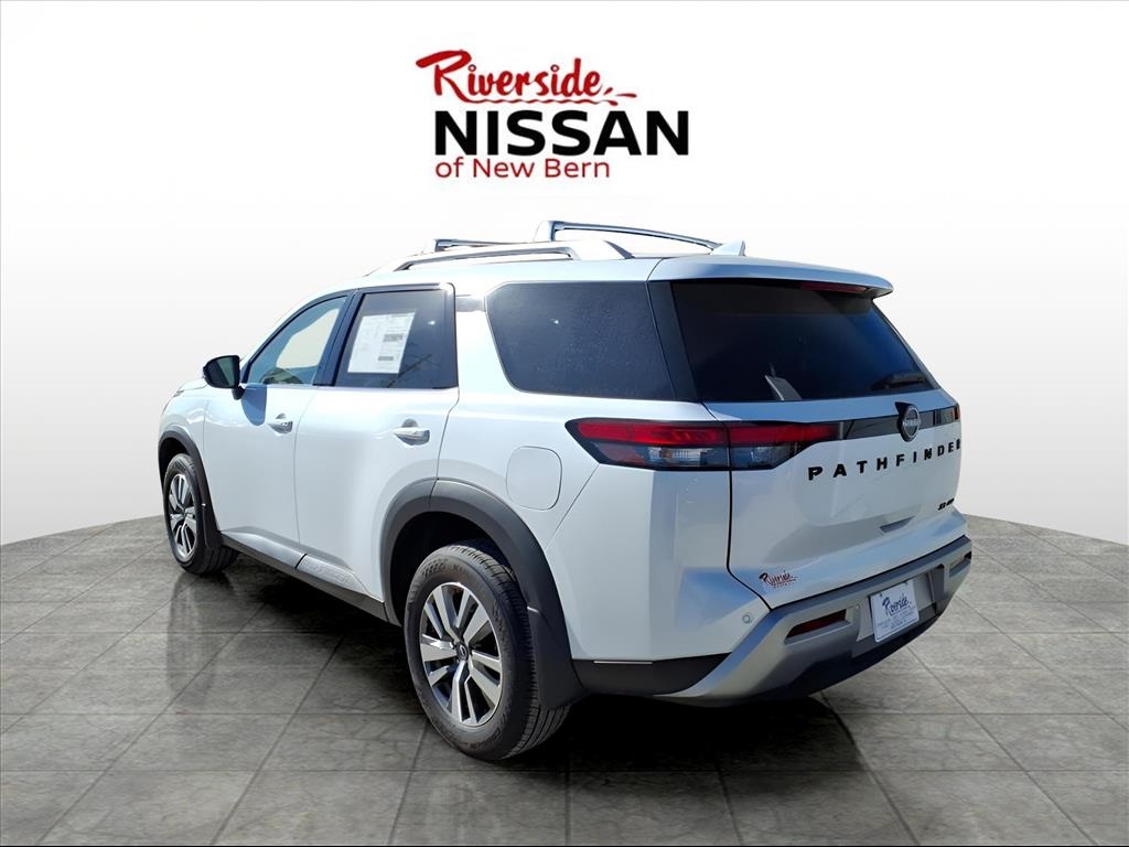 2025 Nissan Pathfinder SL photo 3