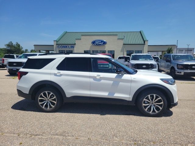 2025 Ford Explorer ST-Line photo 17