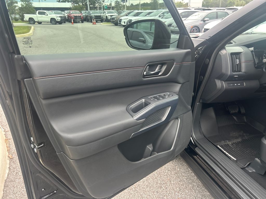 2025 Nissan Pathfinder Rock Creek photo 10