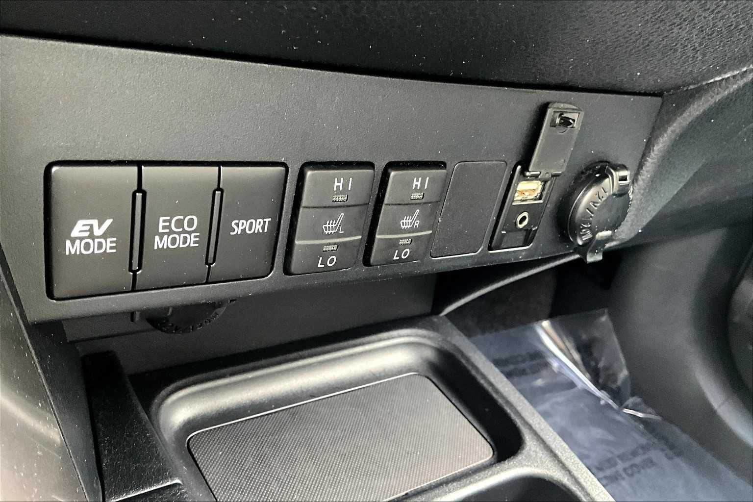 2018 Toyota RAV4 Hybrid Limited photo 32