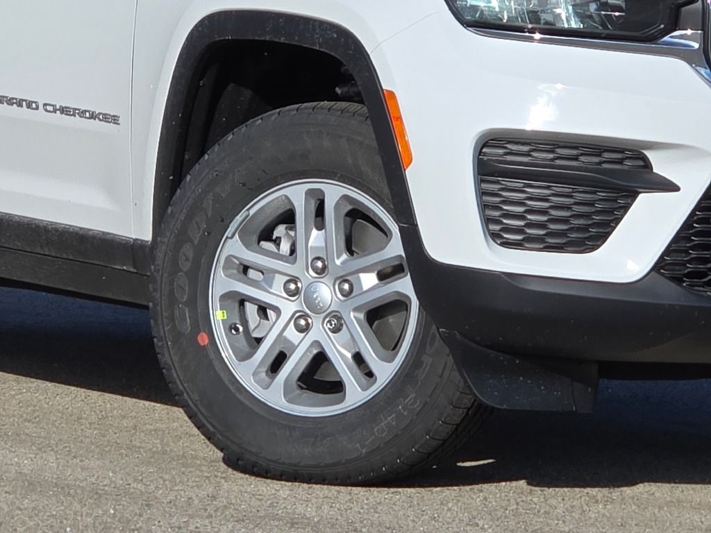 2025 Jeep Grand Cherokee Laredo photo 3