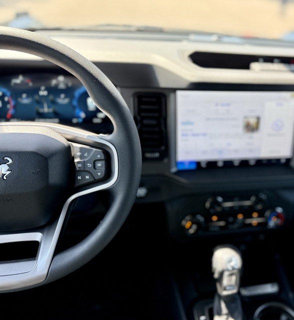 2025 Ford Bronco Base photo 15