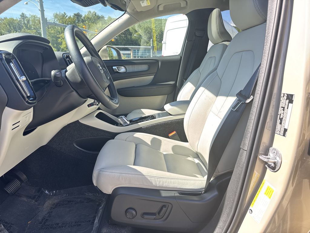 2025 Volvo XC40 Plus photo 15