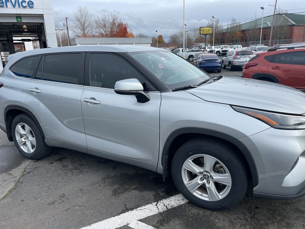 2023 Toyota Highlander L photo 3