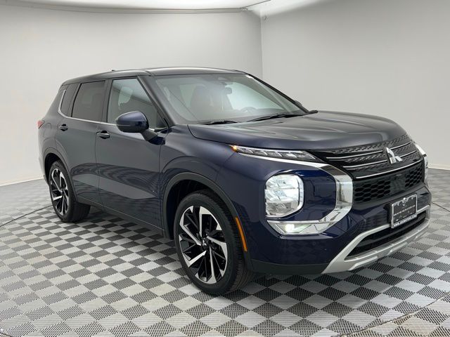 2024 Mitsubishi Outlander SE photo 3