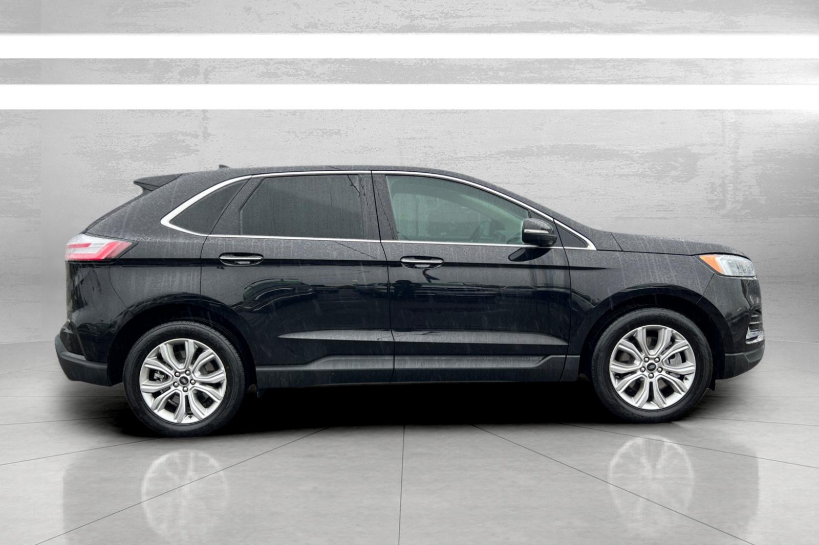 2023 Ford Edge Titanium photo 3