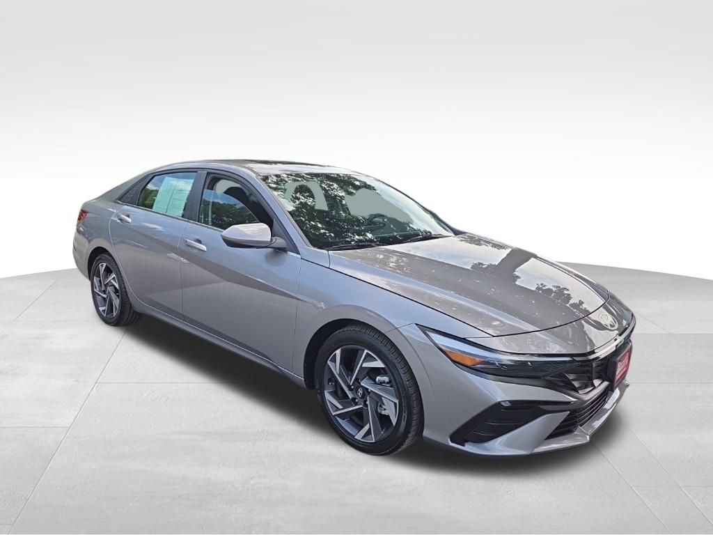 2024 Hyundai Elantra SEL Convenience photo 2