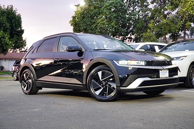 Used 2025 Black Hyundai SEL image 1