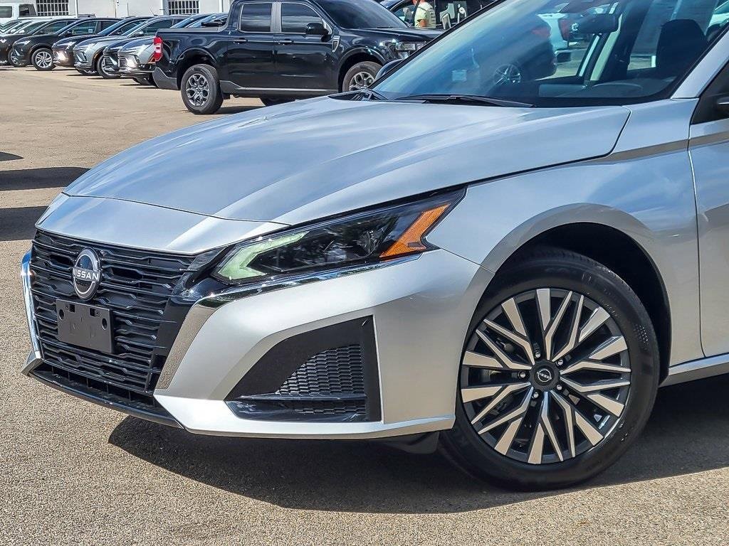 2025 Nissan Altima SV photo 3