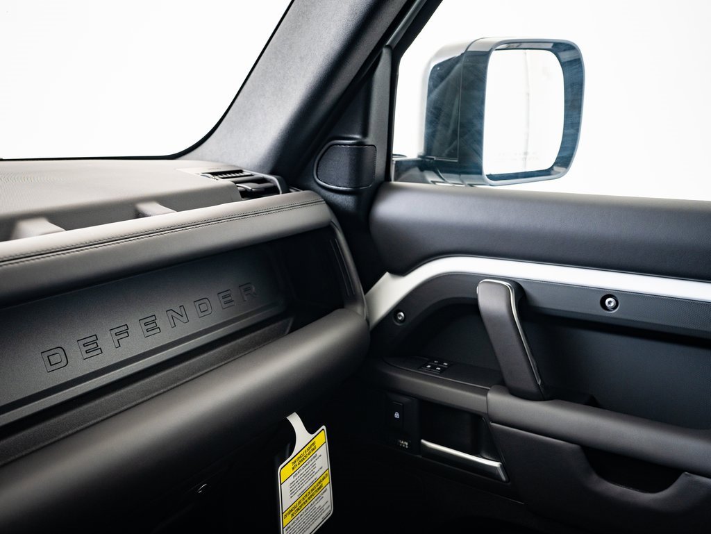 2025 Land Rover Defender 110 X-Dynamic SE photo 31