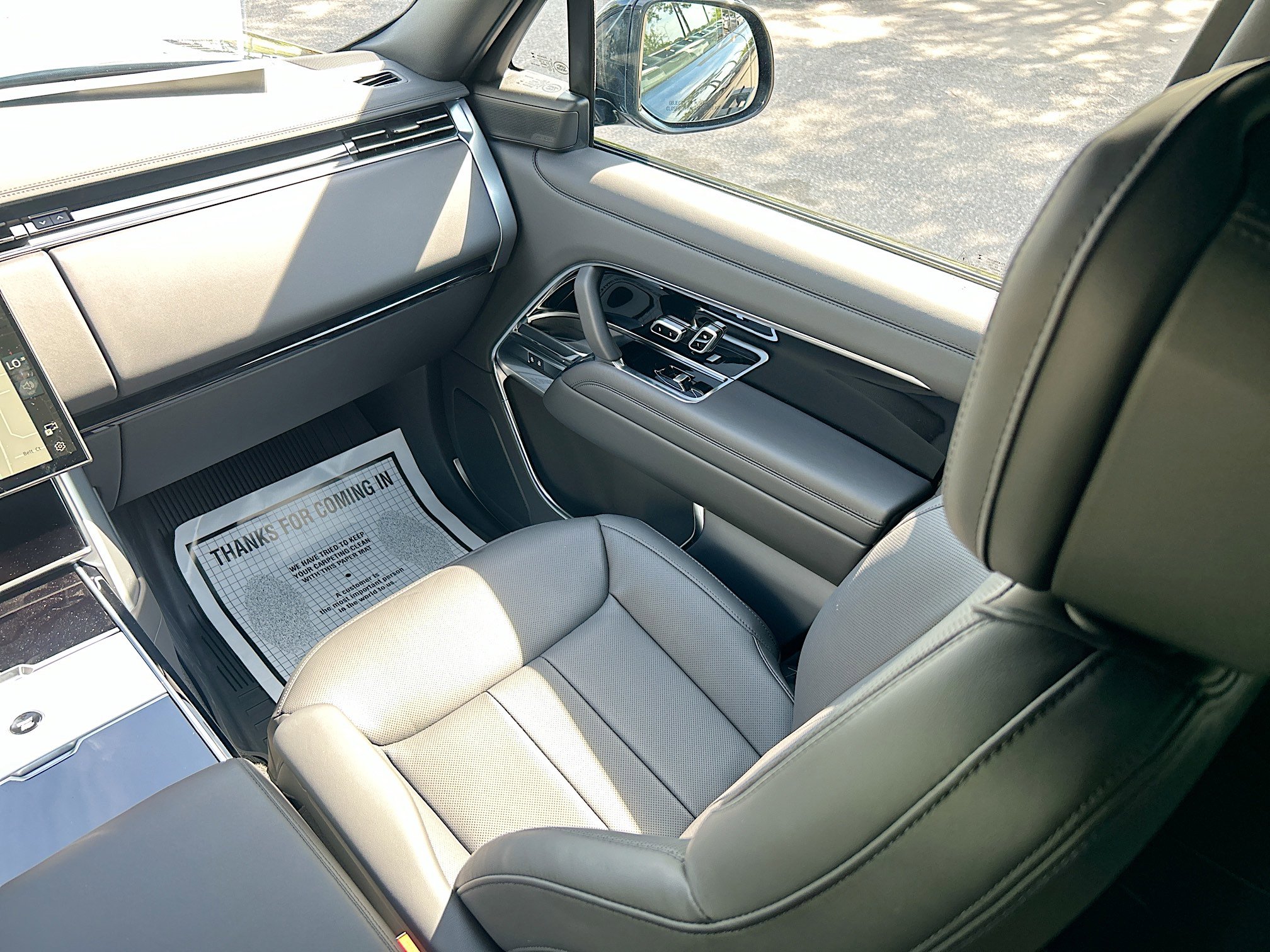 2025 Land Rover Range Rover SE photo 16