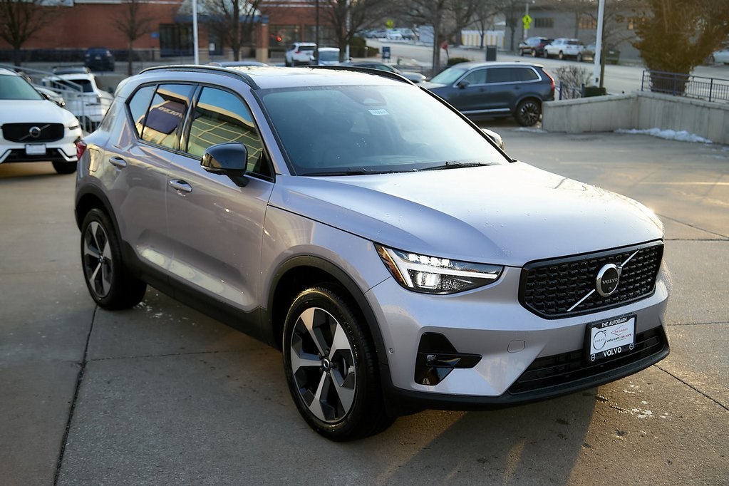 2026 VOLVO XC40 - Image 3