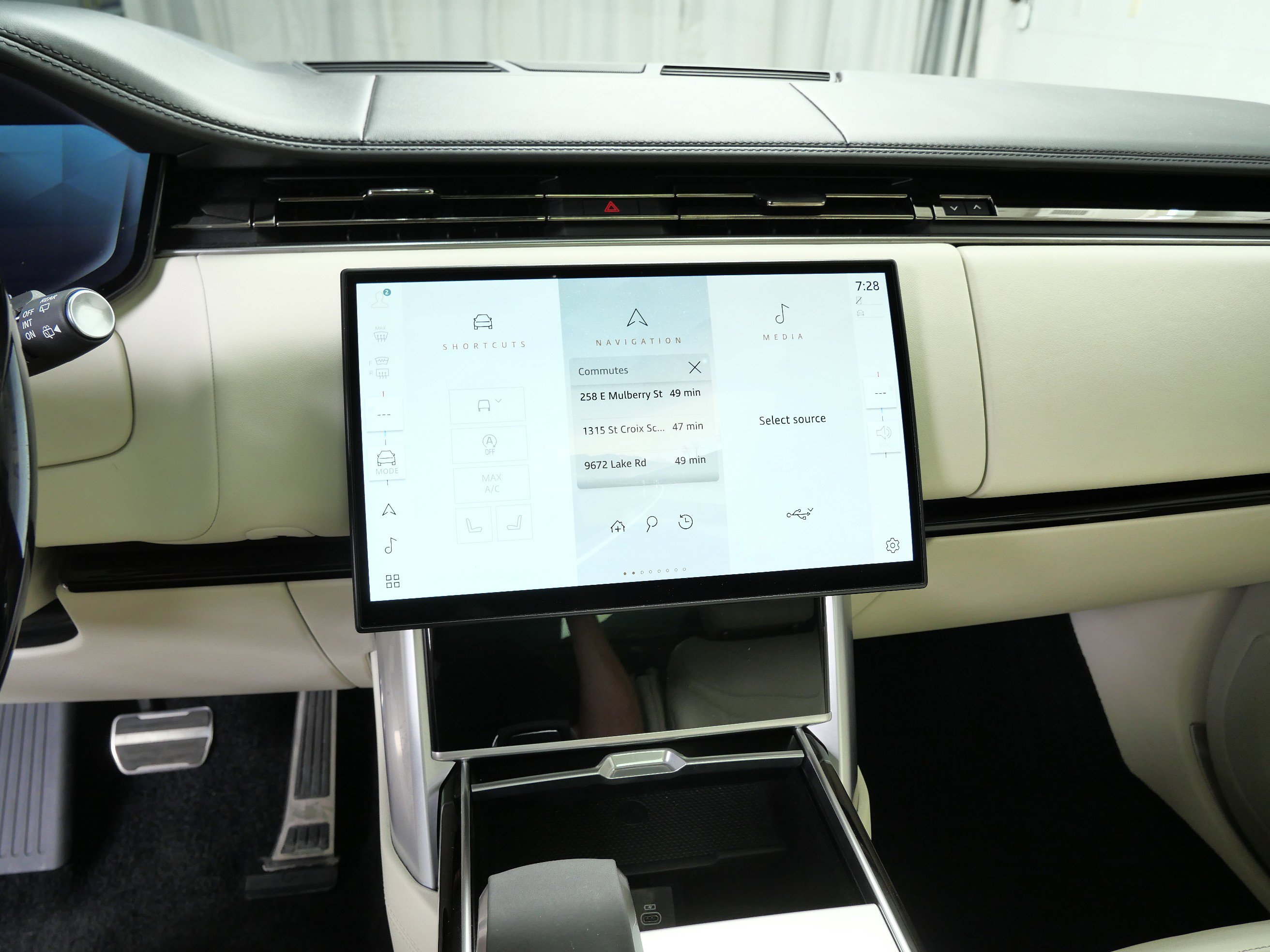 2024 Land Rover Range Rover SE photo 16