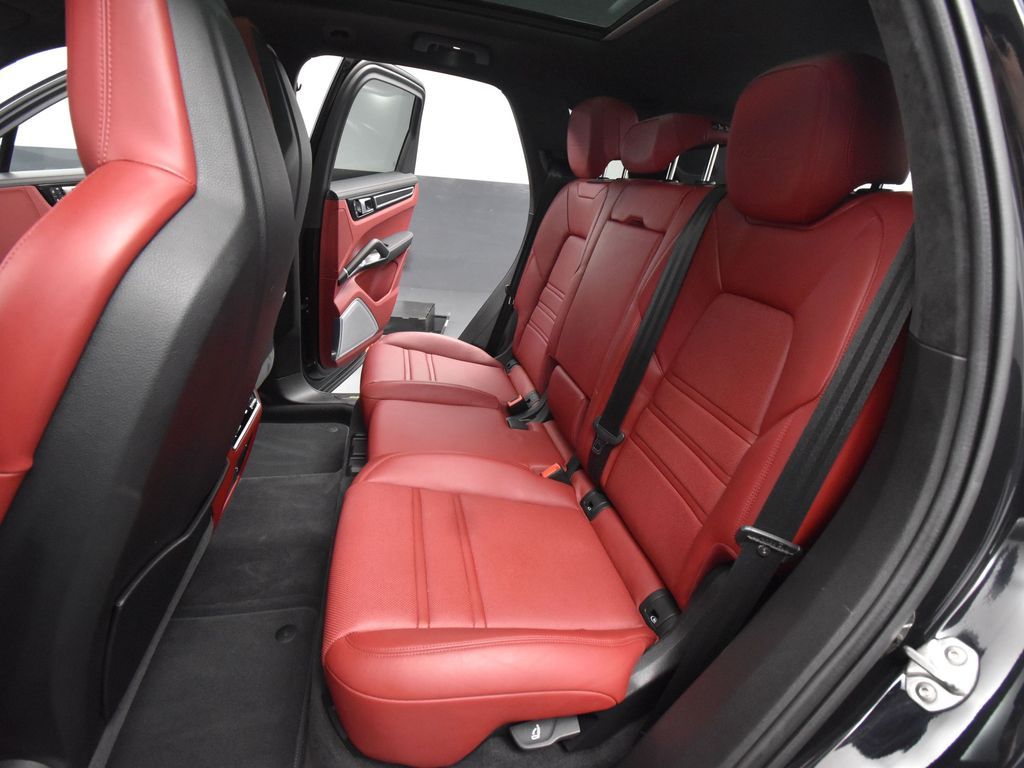 2022 Porsche Cayenne E-Hybrid Turbo S photo 32