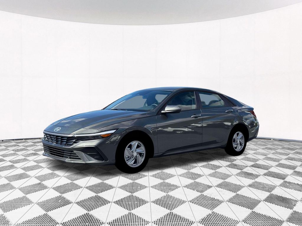 2026 Hyundai Elantra SE photo 2