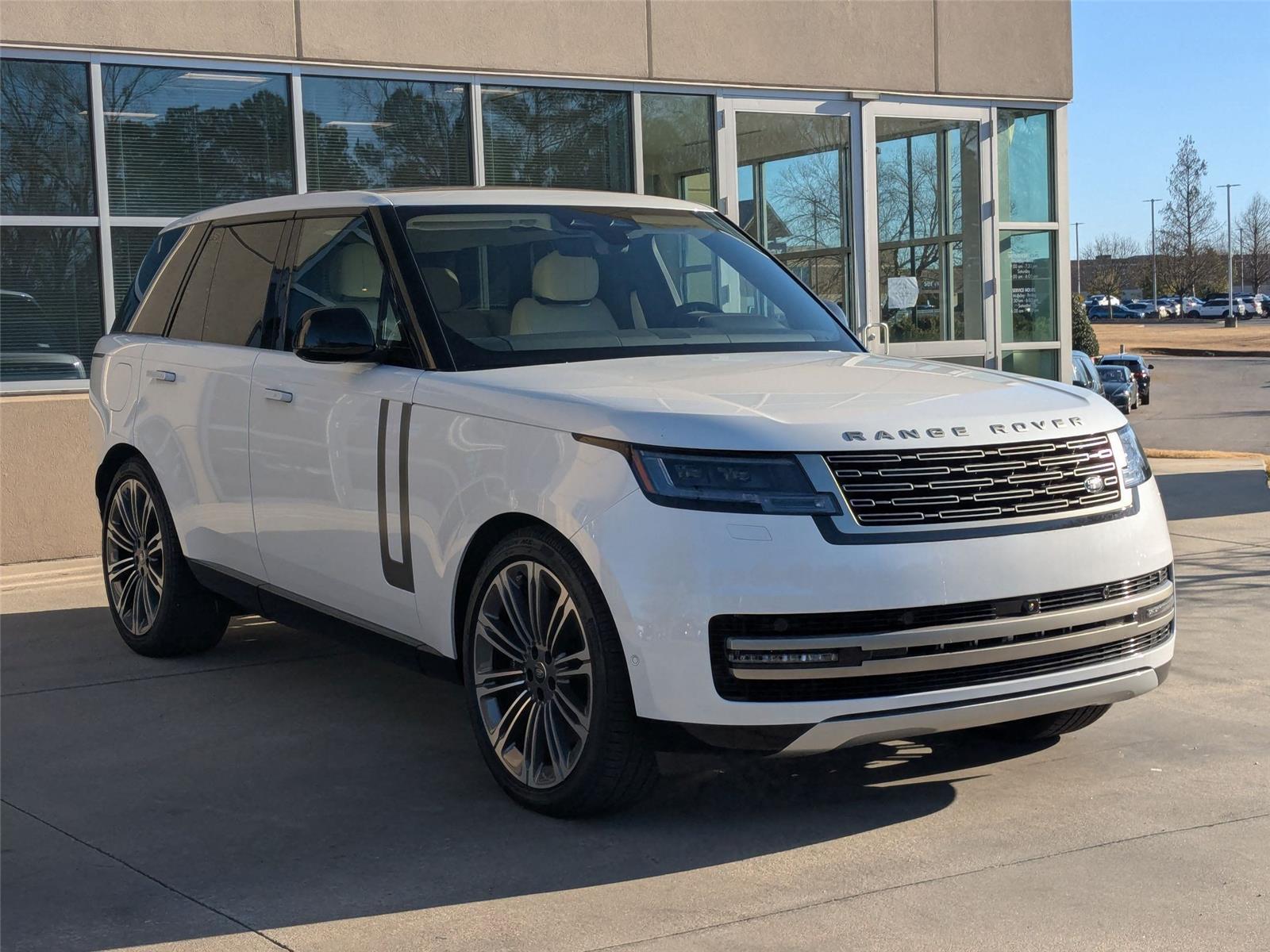 2025 Land Rover Range Rover SE photo 3