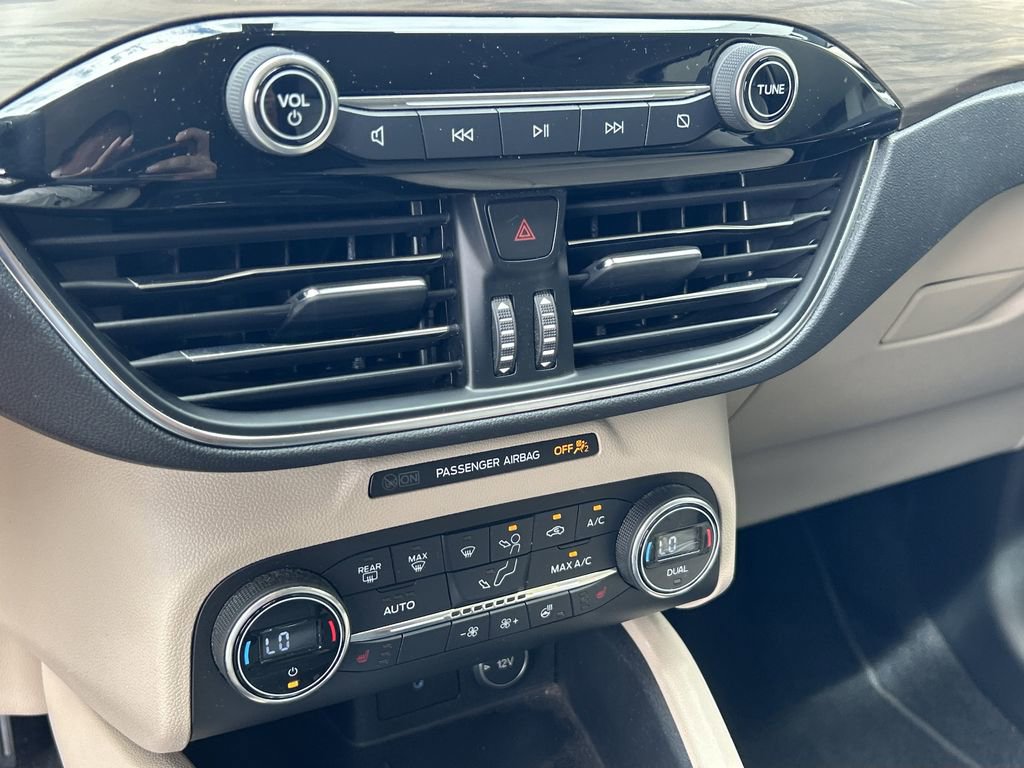 2020 Ford Escape Titanium Hybrid photo 24