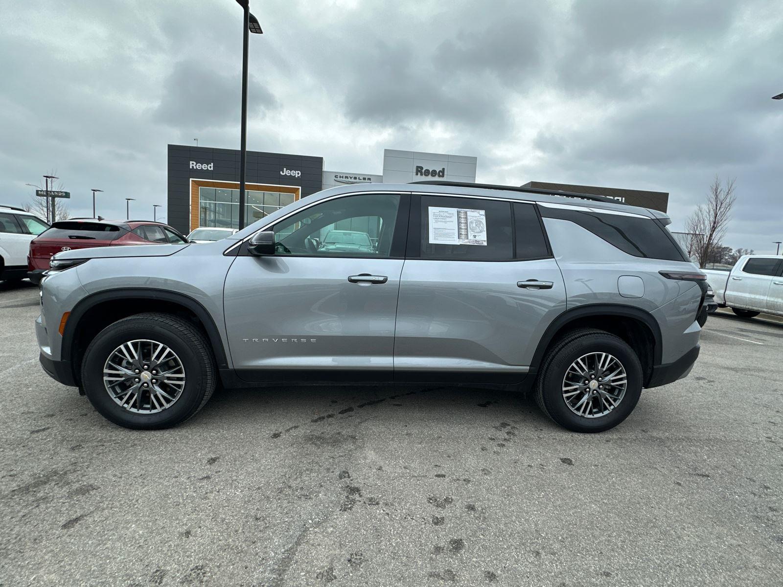 2025 Chevrolet Traverse photo 2