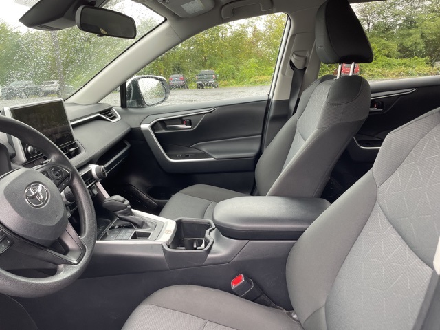 2025 Toyota RAV4 XLE photo 4