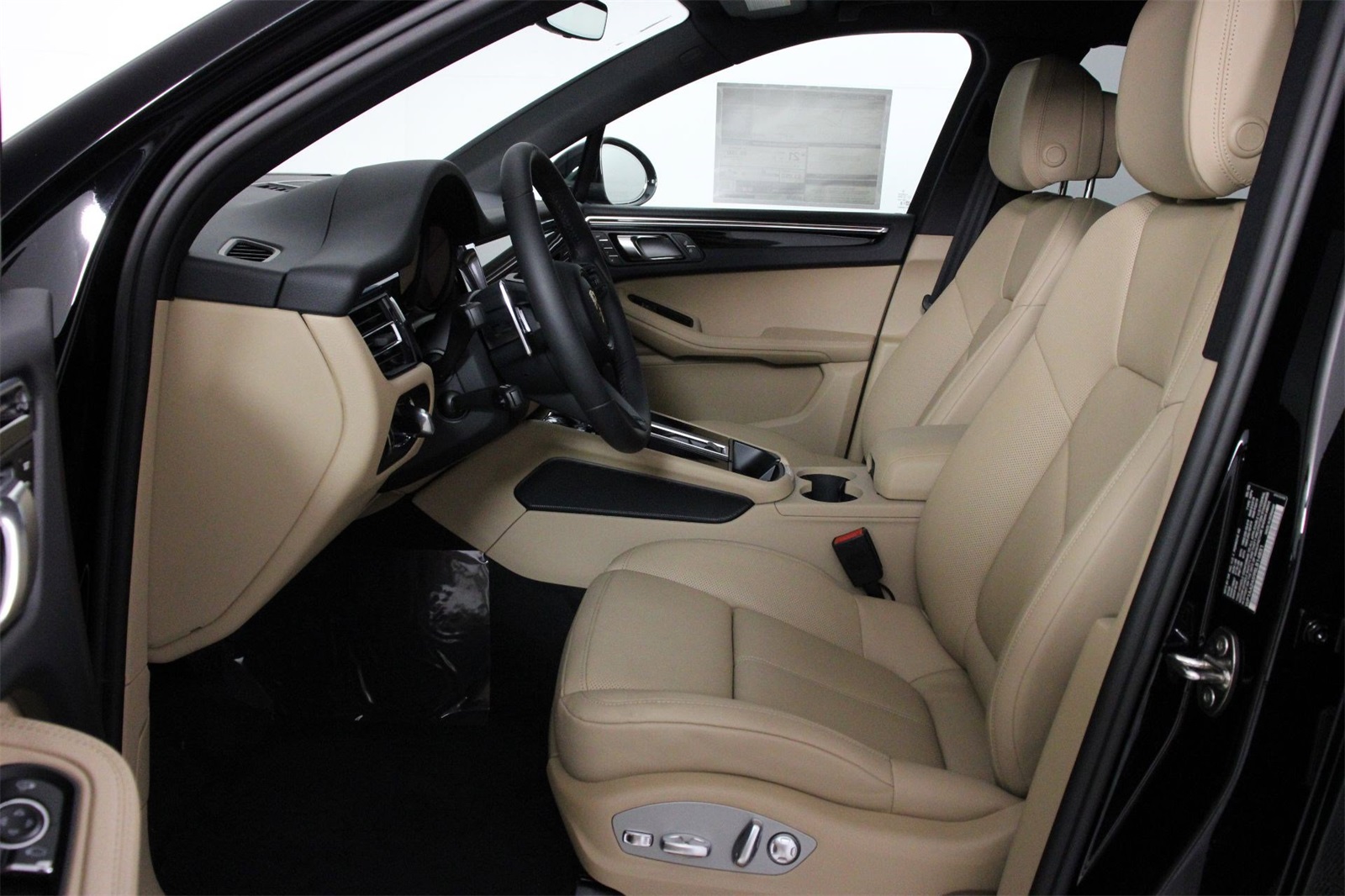 2025 Porsche Macan T photo 5