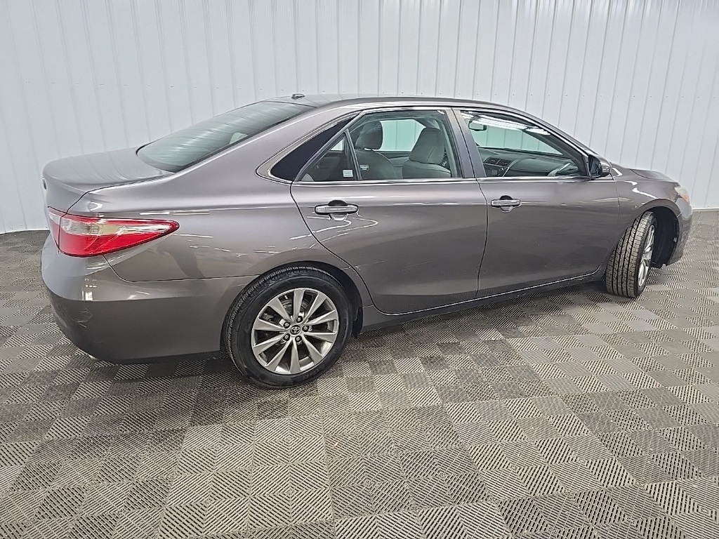 2015 Toyota Camry XLE photo 3