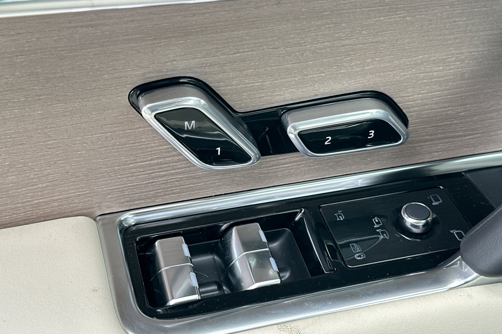 2025 Land Rover Range Rover SE photo 10