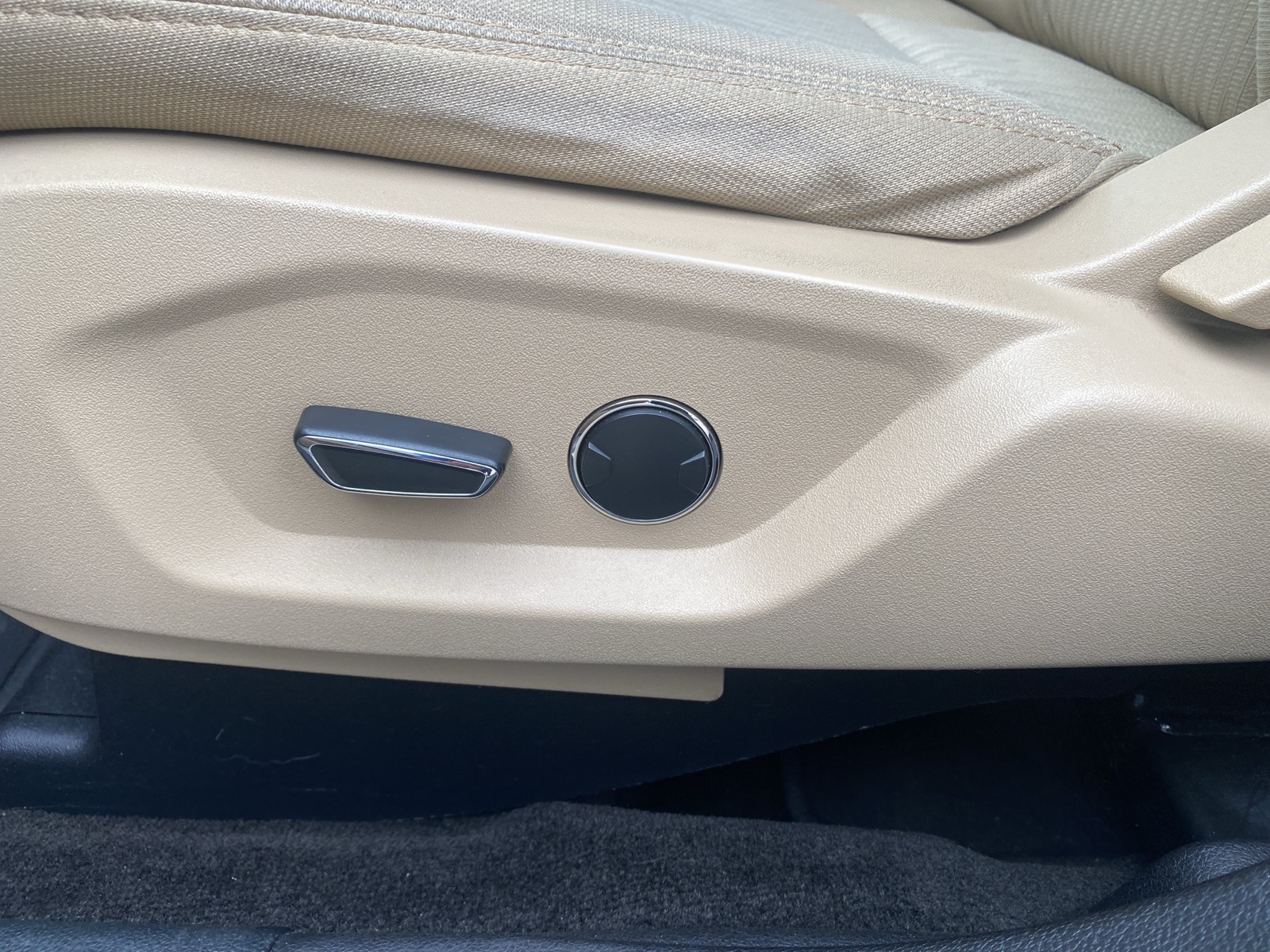 2017 Ford Explorer Base photo 4
