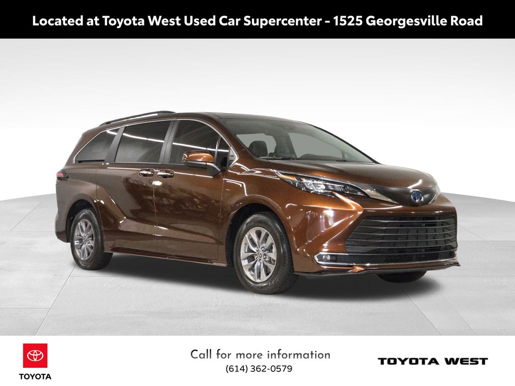 2024 Toyota Sienna XLE photo 3