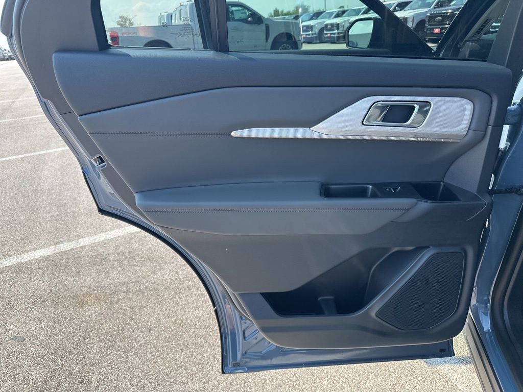 2025 Ford Explorer photo 30