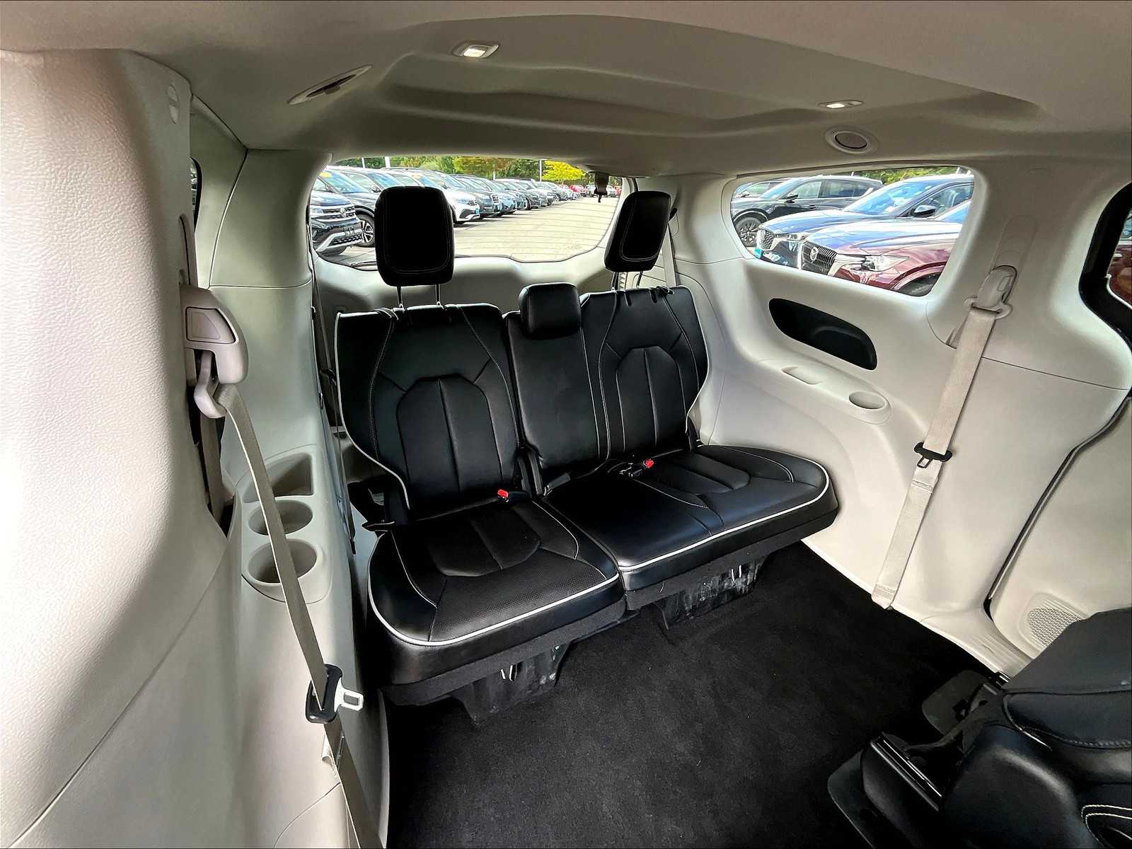 2023 Chrysler Pacifica Hybrid Limited photo 17
