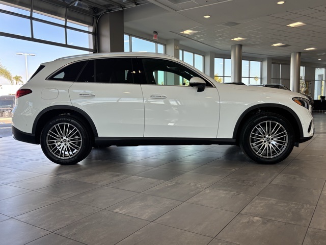 2025 Mercedes Benz GLC 300 photo 2