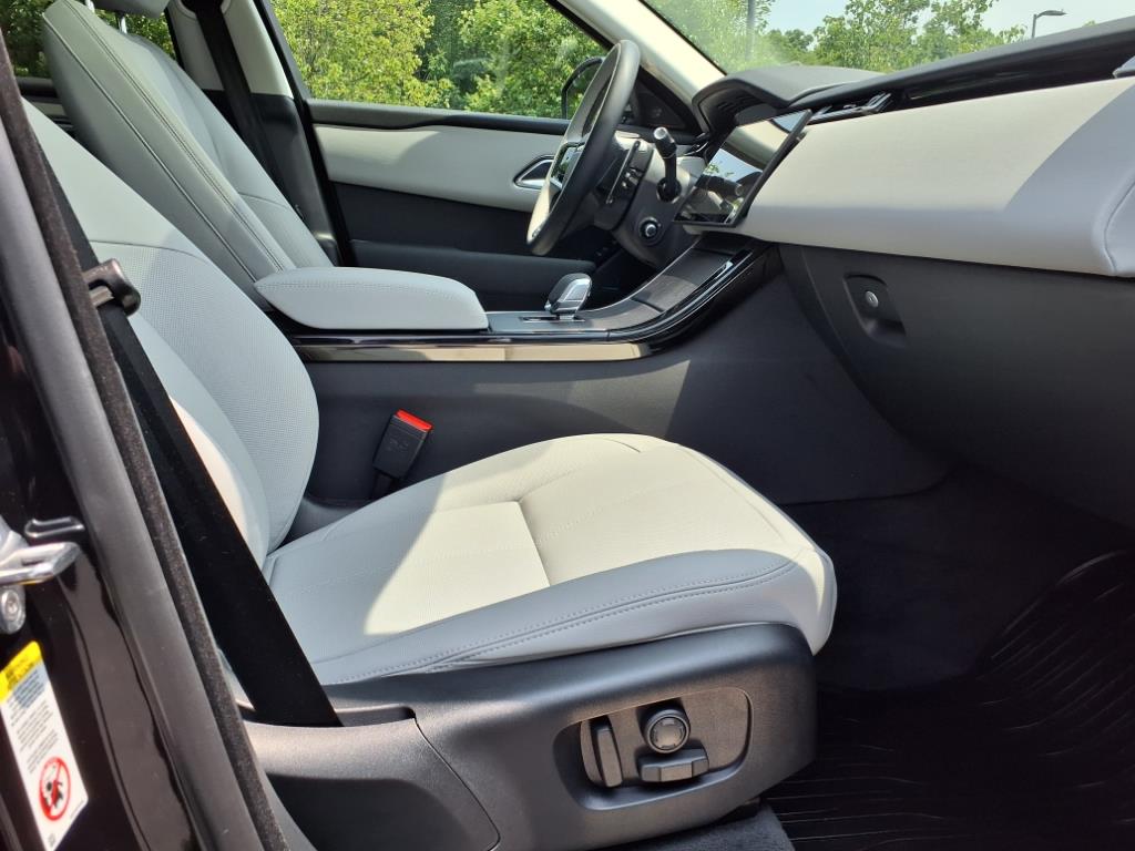 2025 Land Rover Range Rover Velar SE photo 3