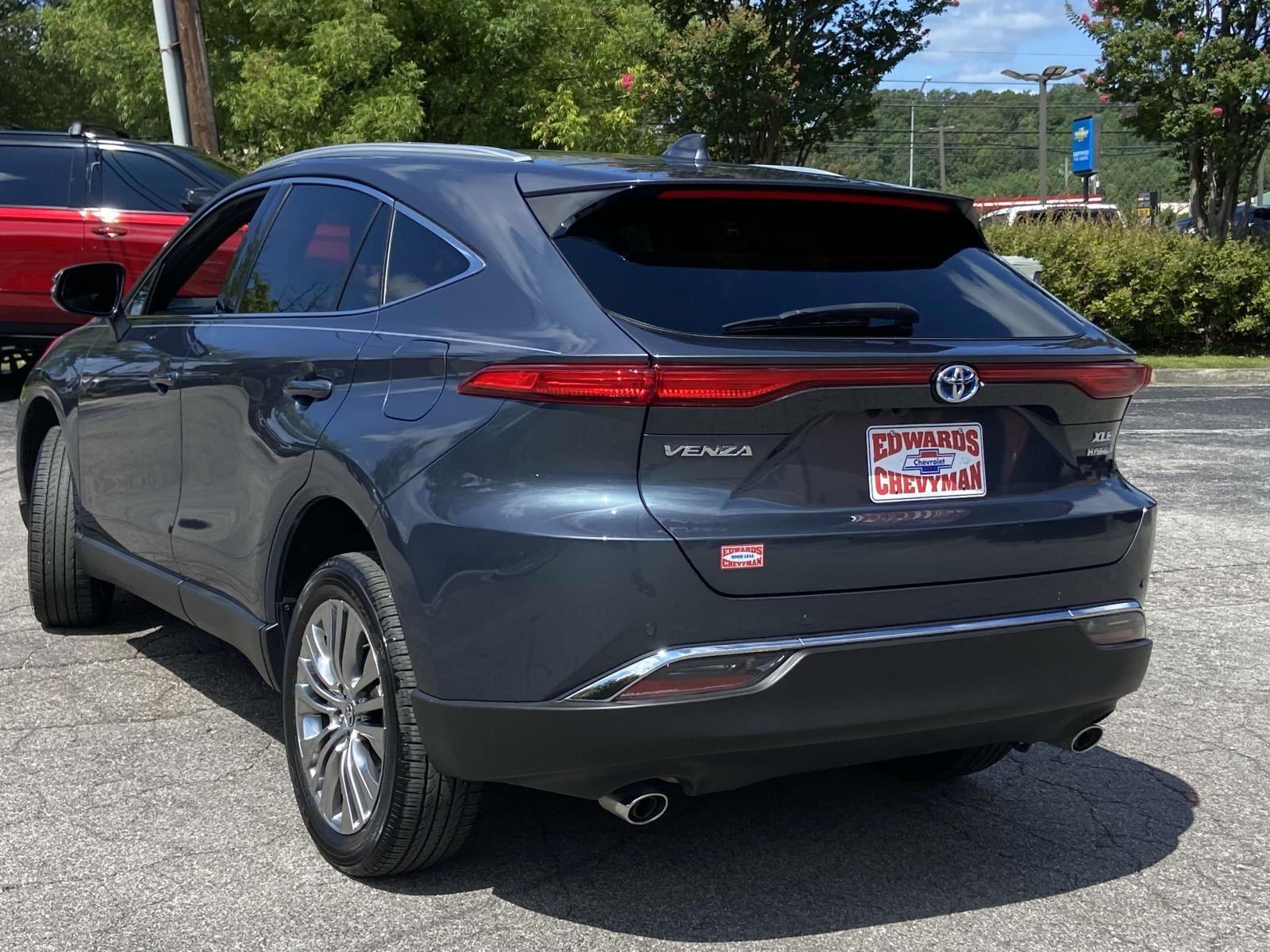2022 Toyota Venza LE photo 3