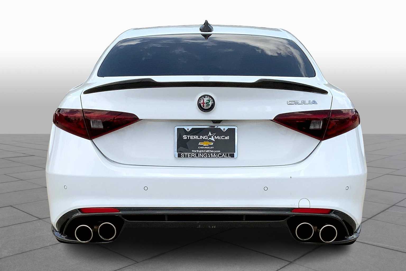 2019 Alfa Romeo Giulia photo 4