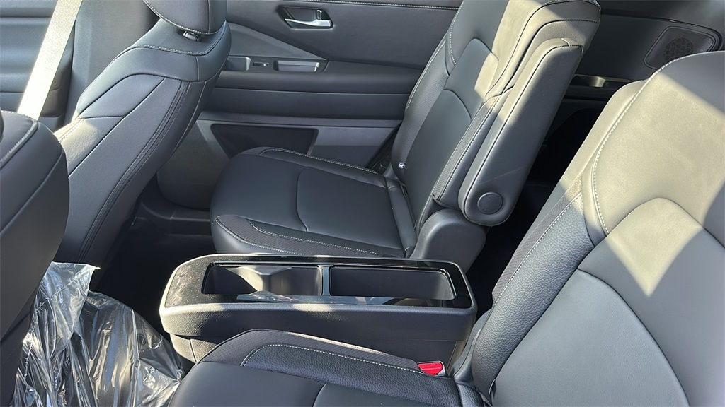2025 Nissan Pathfinder SL photo 28