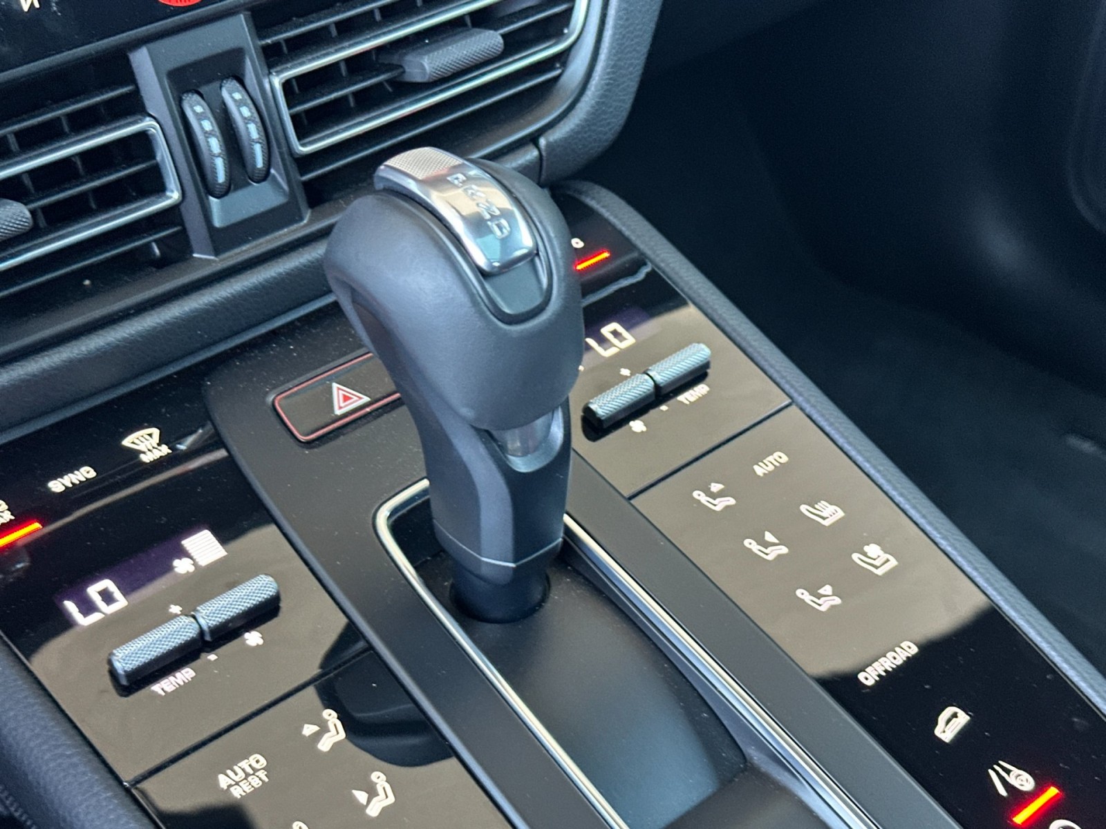 2025 Porsche Macan T photo 22