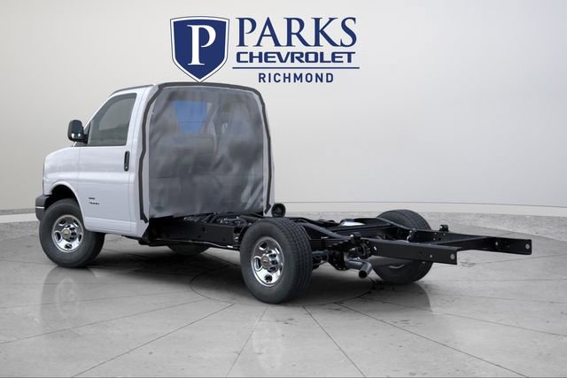 2025 Chevrolet Express Cutaway 3500 photo 2