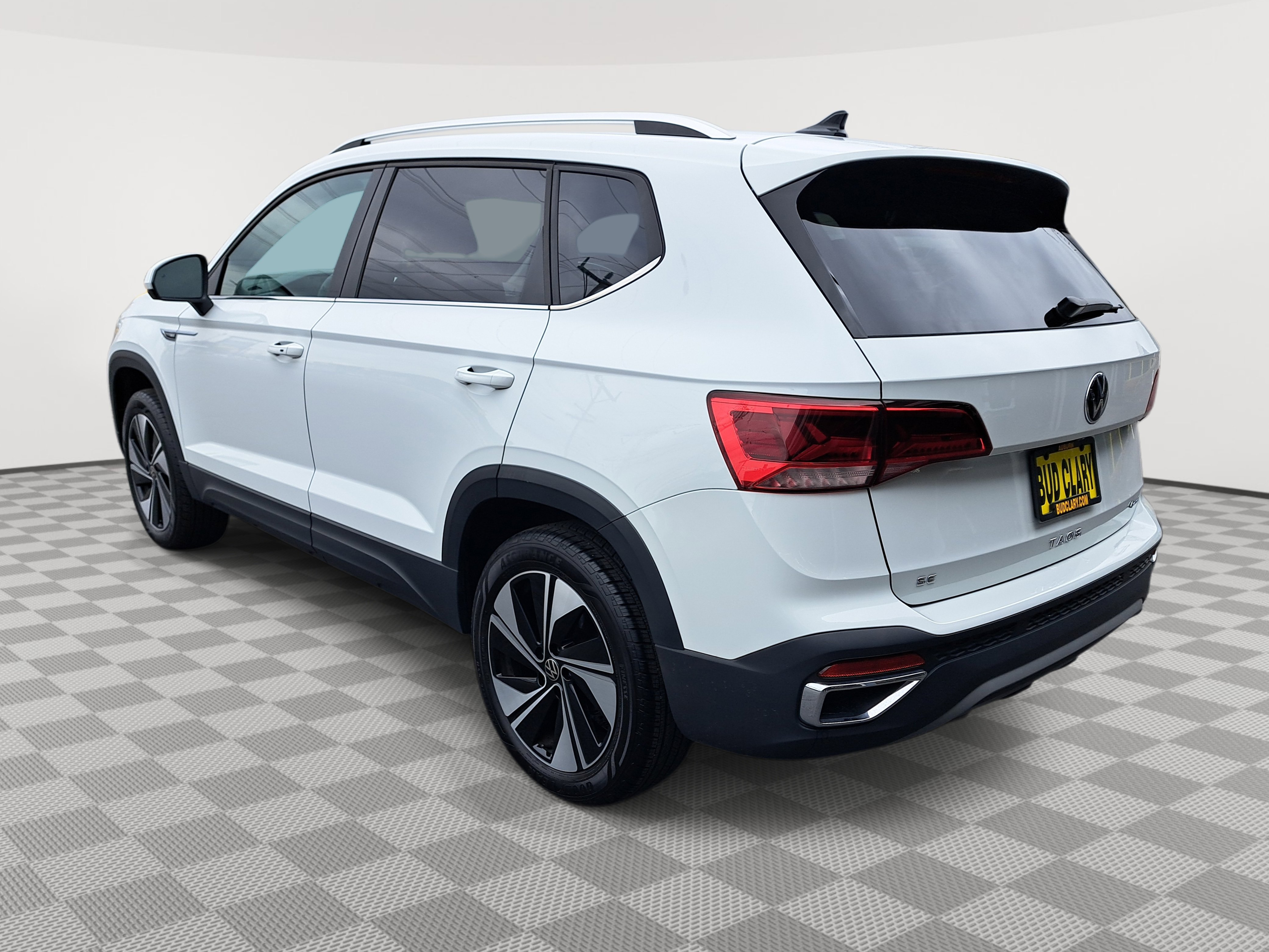 2024 Volkswagen Taos SE photo 4