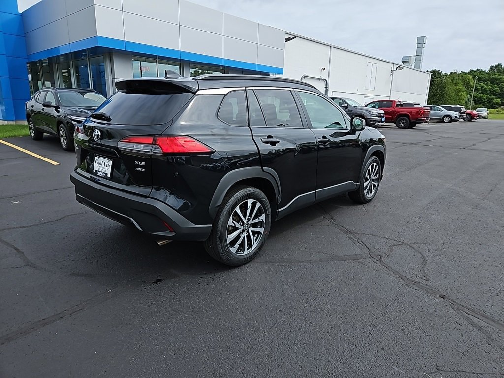 2024 Toyota Corolla Cross XLE photo 3