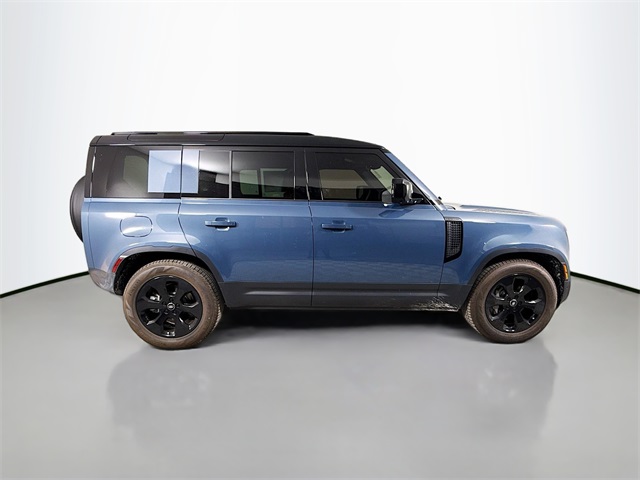 2025 Land Rover Defender 110 S photo 4