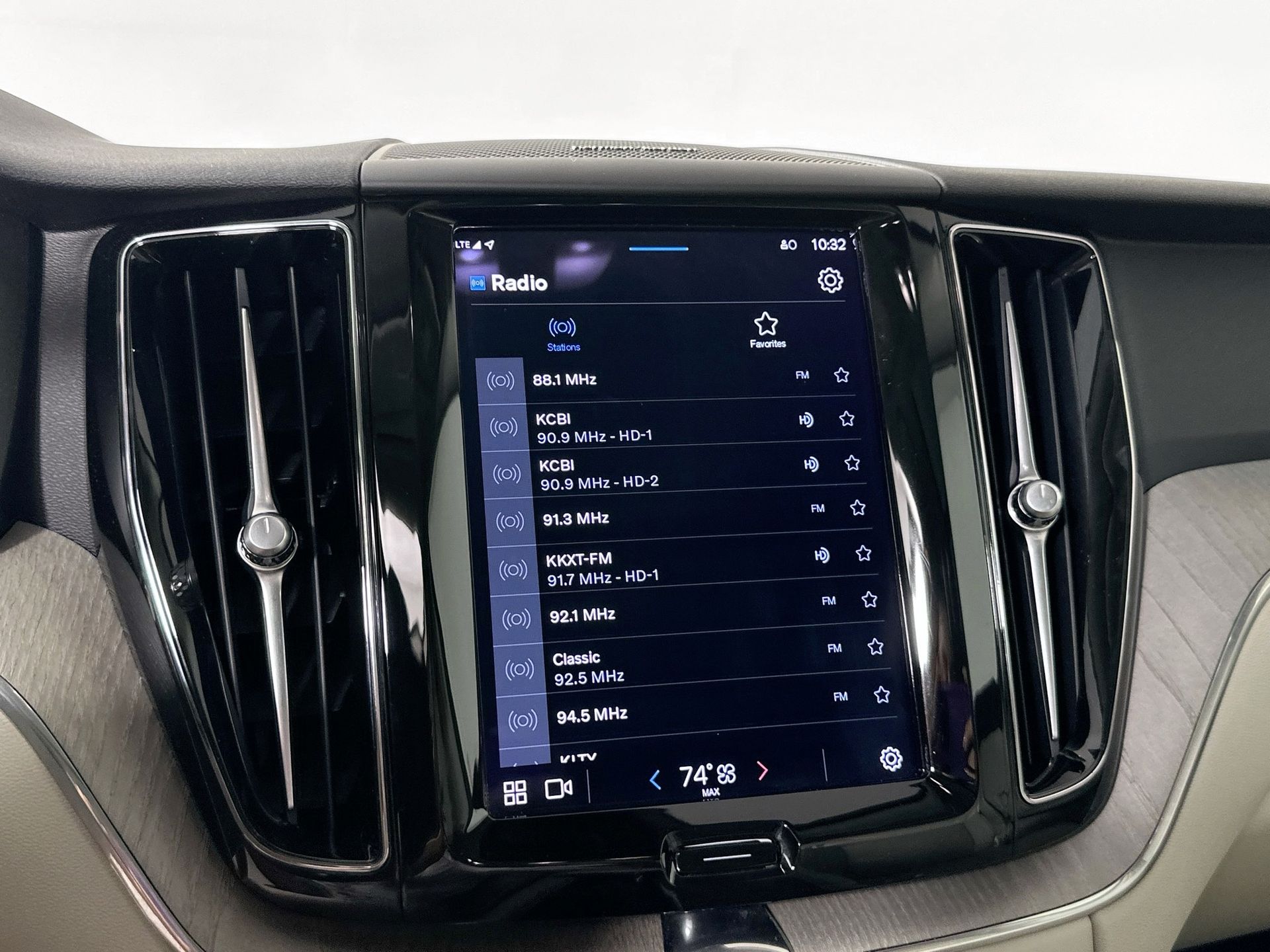 2023 Volvo XC60 B5 Plus photo 11